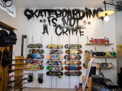 ...sulle quali domina il graffito che recita �Skateboarding is not a crime (Fare Skate non � un crimine)�, la cui vernice nera sembra quasi colare sulle tavole